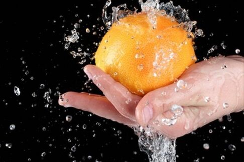 Πλύσιμο φρούτων για την πρόληψη υποδόριων παρασίτων