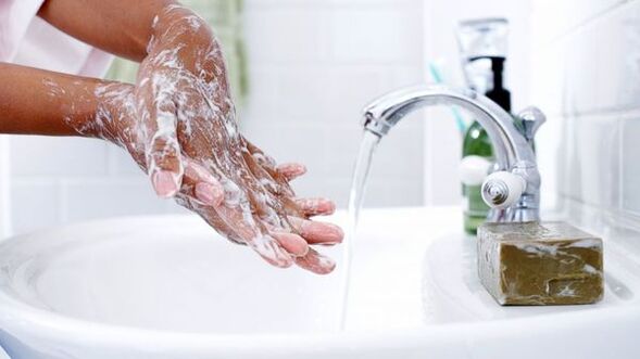 Πλύσιμο χεριών για την πρόληψη των σκουληκιών